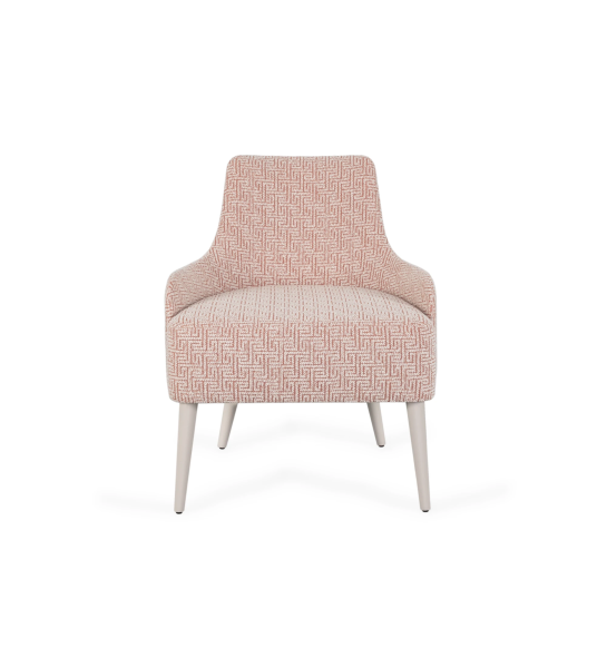 Sillón Oslo tapizado en tela, pies lacados en perla.