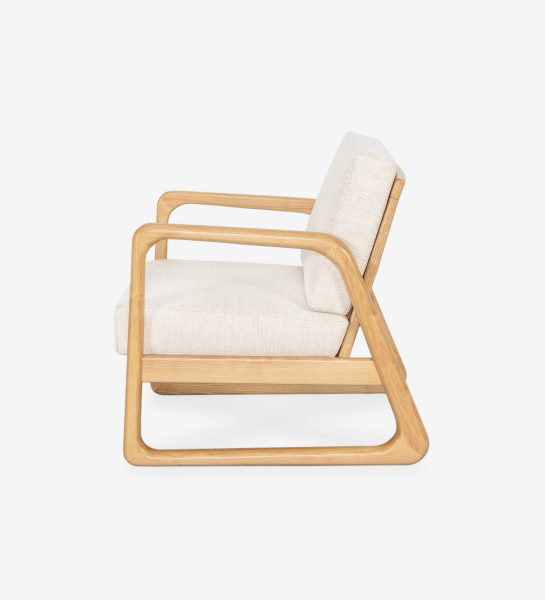 Fauteuil Antarte by IA recouvert en tissu beige, structure en bois naturel.