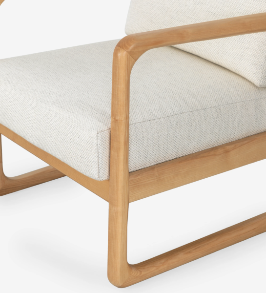 Fauteuil Antarte by IA recouvert en tissu beige, structure en bois naturel.