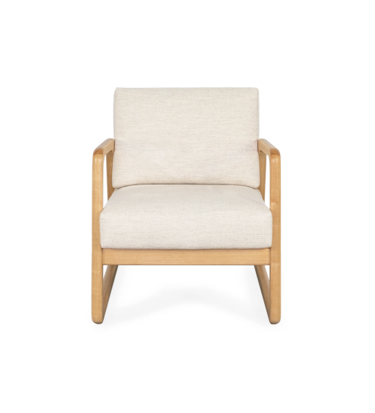 Fauteuil Antarte by IA recouvert en tissu beige, structure en bois naturel.