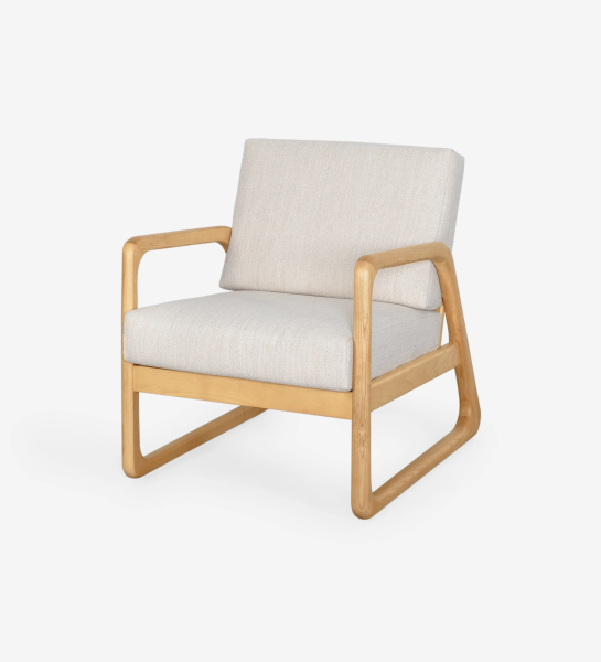 Fauteuil Antarte by IA recouvert en tissu gris clair, structure en bois naturel.