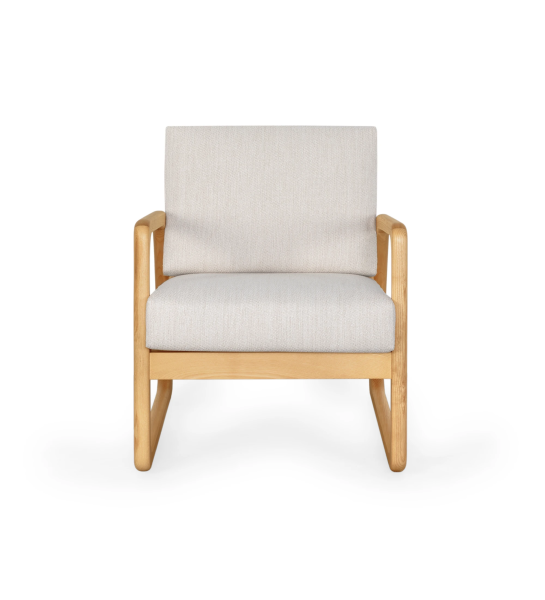 Sillón Antarte by IA tapizado en tela gris claro, estructura en madera natural.