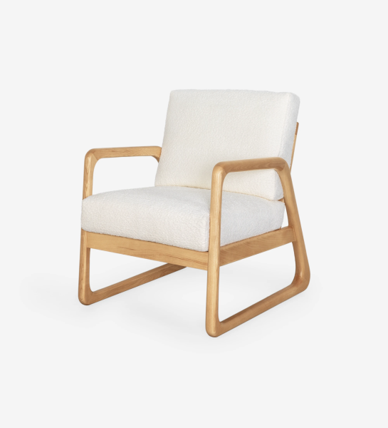 Fauteuil Antarte by IA recouvert en tissu, structure en bois naturel.