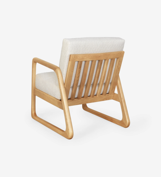 Fauteuil Antarte by IA recouvert en tissu, structure en bois naturel.