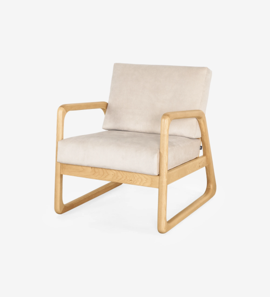 Fauteuil Antarte by IA recouvert en tissu, structure en bois naturel.