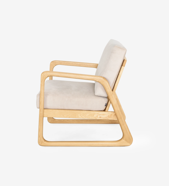 Fauteuil Antarte by IA recouvert en tissu, structure en bois naturel.