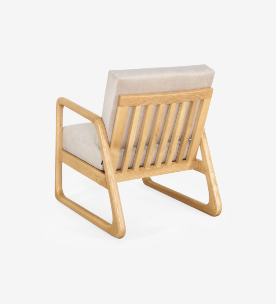 Fauteuil Antarte by IA recouvert en tissu, structure en bois naturel.