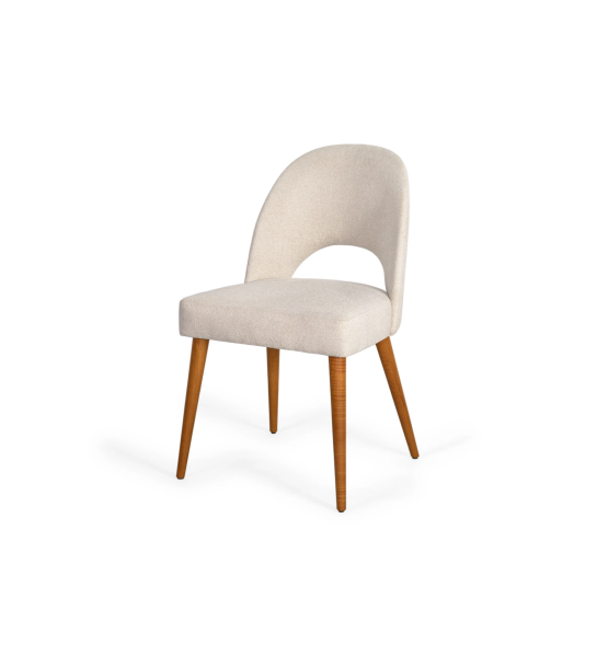 Silla tapizada en tejido, con pies de madera color miel.