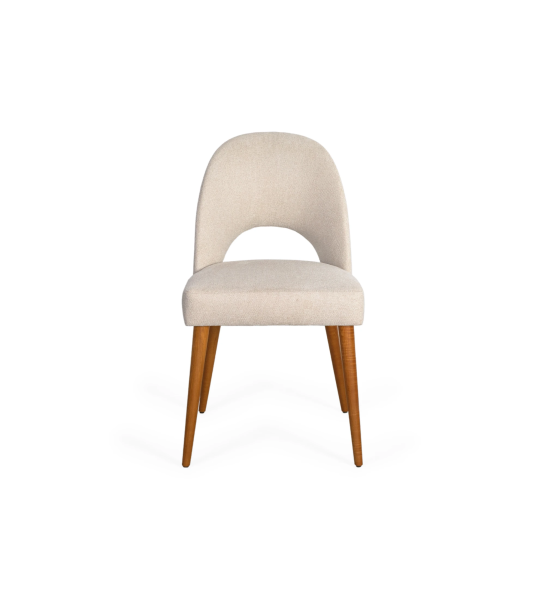 Chaise rembourré en tissu, avec pieds en bois couleur miel.