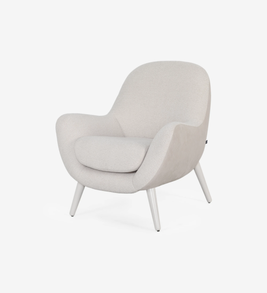 Fauteuil Oslo recouvert en tissu beige, pieds laqués perle.