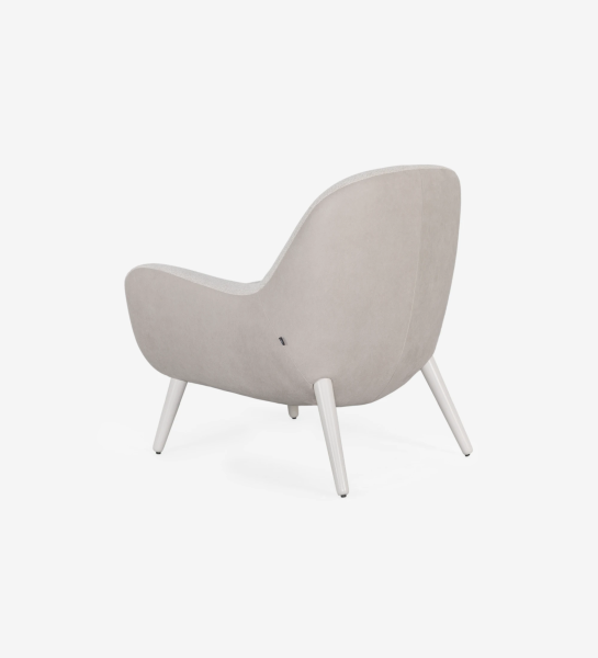 Fauteuil Oslo recouvert en tissu beige, pieds laqués perle.