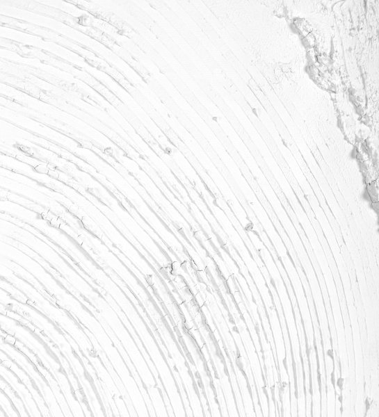 Cuadro abstracto y relieve en tonos blancos, marco de madera negro, 104 x 104 cm.