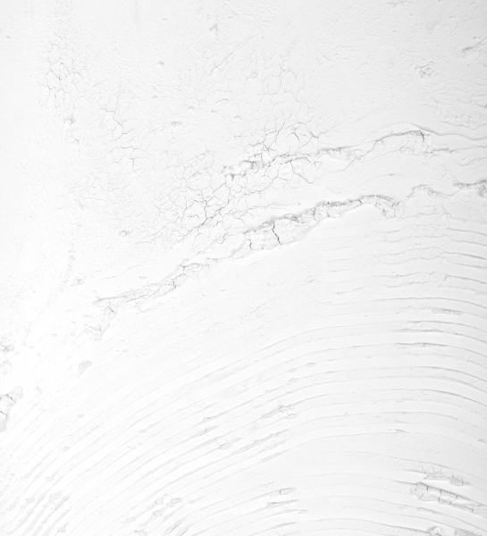 Cuadro abstracto y relieve en tonos blancos, marco de madera negro, 104 x 104 cm.