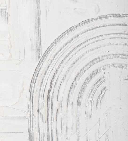Cuadro abstracto con relieve en tonos neutros, marco de madera blanca, 104 x 104 cm.