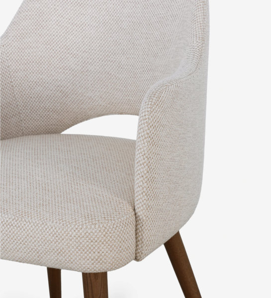 Chaise avec accoudoirs rembourrée de tissu beige et base en bois de noyer.