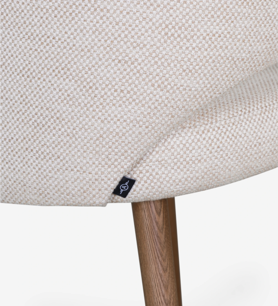 Chaise avec accoudoirs rembourrée de tissu beige et base en bois de noyer.