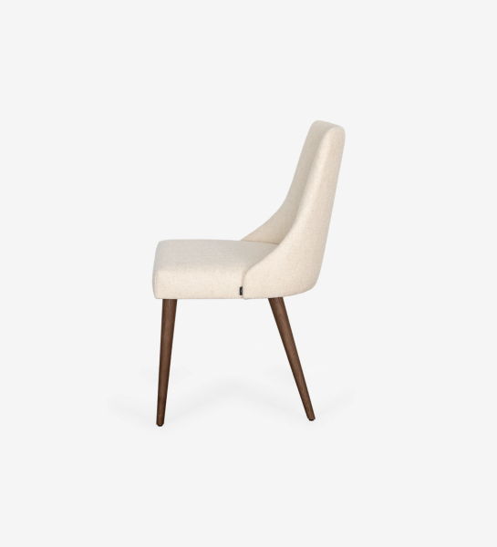 Silla Oslo tapizada en tela beige y patas de madera de nogal.