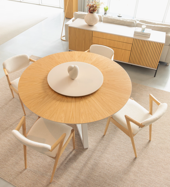 Table de repas ronde Nice Ø 150 cm, plateau bas en chêne naturel, plateau tournant en verre et pieds laqués nacrés.