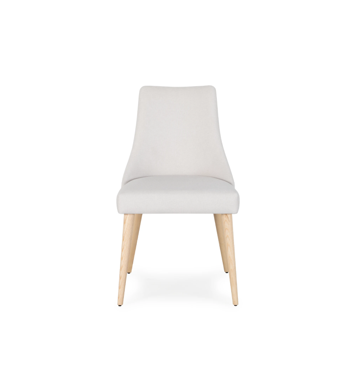 Cadeira Oslo estofada a tecido branco e pés em madeira cor natural.