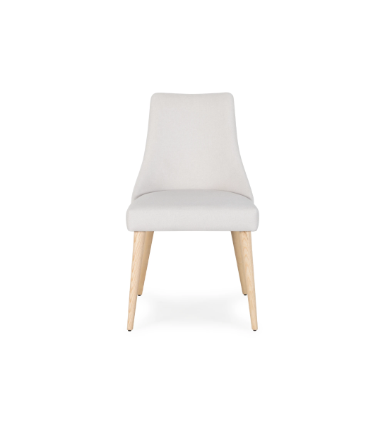 Cadeira Oslo estofada a tecido branco e pés em madeira cor natural.