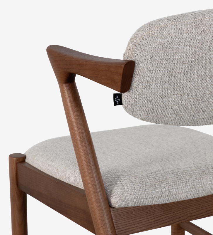 Taburete en madera de fresno color nogal, con asiento y respaldo tapizado en tejido gris.