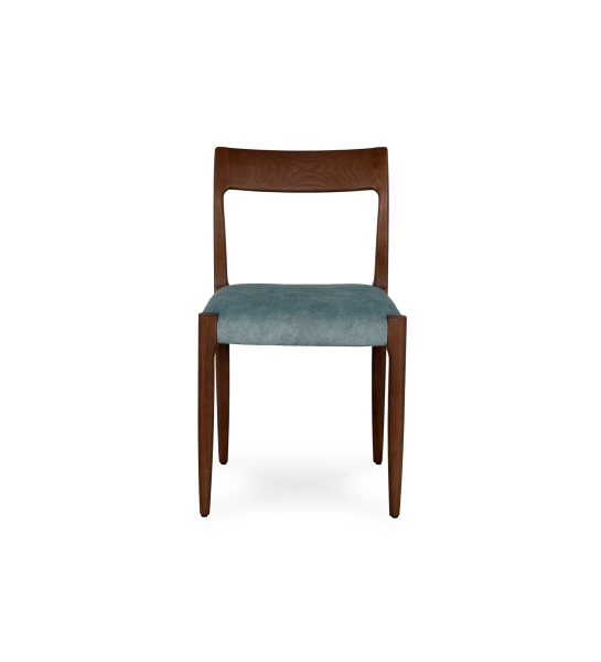 Chaise en bois couleur noyer avec assise tapissée de tissu bleu.