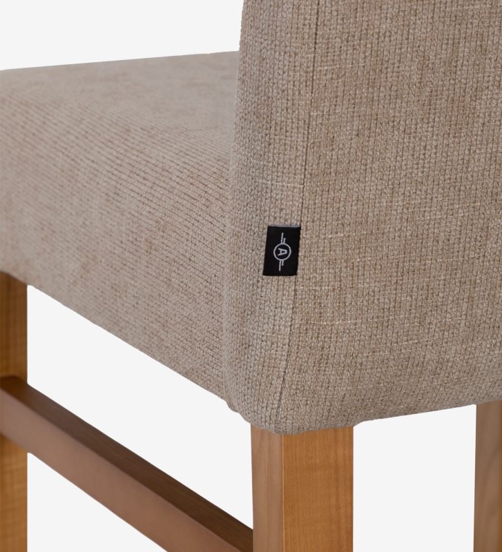 Banc tapissé de tissu taupe, avec pieds laqués noir.