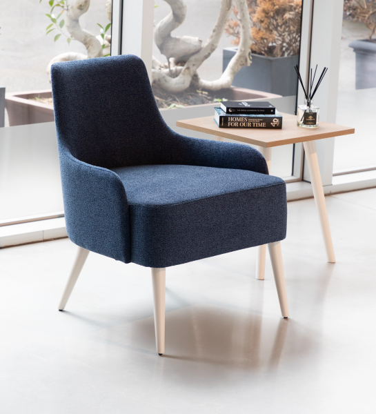 Oslo armchair upholstered in blue fabric, pearl lacquered feet.