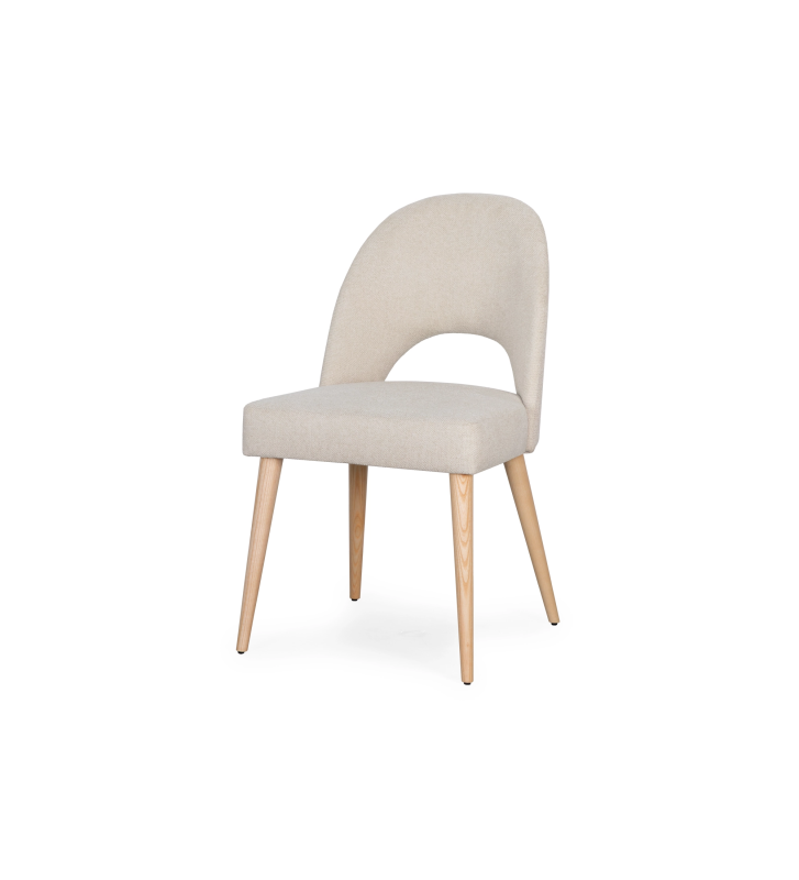 Silla tapizada en tela beige, con patas de madera color natural.