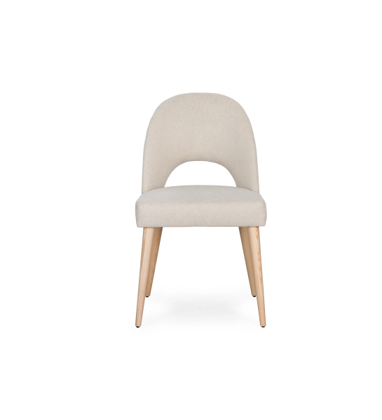 Silla tapizada en tela beige, con patas de madera color natural.
