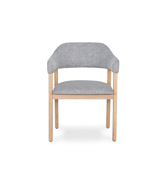 Chaise avec accoudoirs, en bois de frêne naturel, avec assise et dossier recouverts de tissu gris.