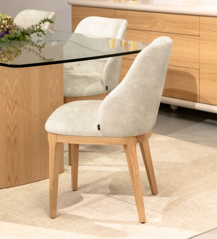 Silla tapizada en tejido, con pies en madera.