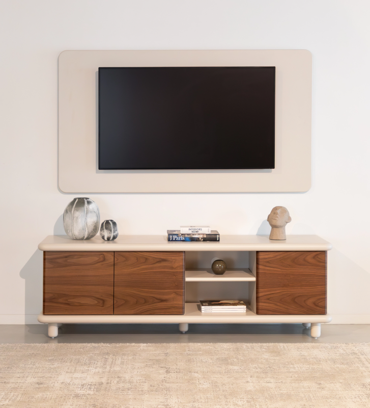 Mueble TV Paris 3 puertas en nogal natural, estructura perla.