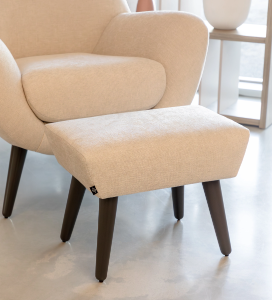 Pousa Pés Oslo: conforto e estilo minimalista em tom bege num ambiente acolhedor