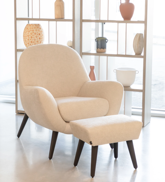Pousa Pés Oslo em tecido bege num ambiente moderno e elegante