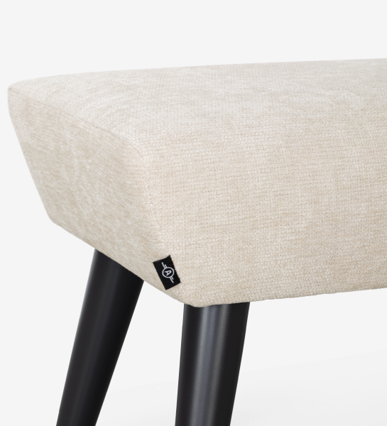 Pousa Pés Oslo em tecido bege com detalhes dos pés lacados a negro e design moderno