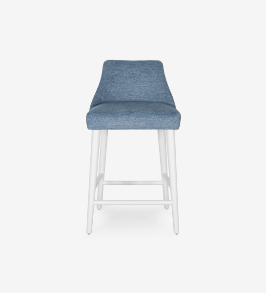 Banco alto Oslo estofado a tecido azul, pés lacados a pérola.