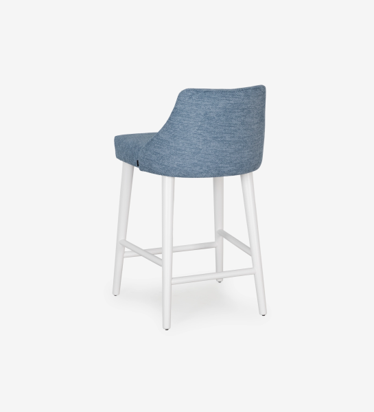 Banco alto Oslo estofado a tecido azul, pés lacados a pérola.