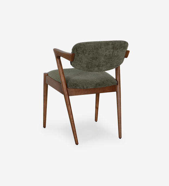 Silla en madera de fresno color nogal, con asiento y respaldo tapizado en tejido verde.