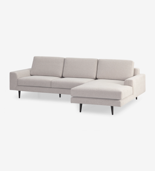 Sofá Oslo 2 lugares e chaise longue esquerda, estofado a tecido toffee, pés lacados a castanho escuro, 262 cm.
