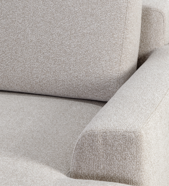 Sofá Oslo 2 lugares e chaise longue esquerda, estofado a tecido toffee, pés lacados a castanho escuro, 262 cm.