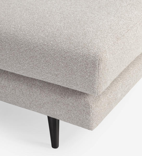 Sofá Oslo 2 lugares e chaise longue esquerda, estofado a tecido toffee, pés lacados a castanho escuro, 262 cm.