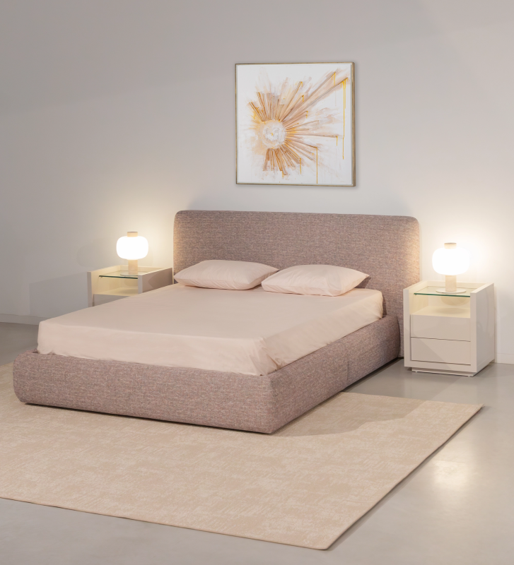 Lit double avec tête de lit courte, tapissée de tissu multicolore, principalement rouge et bleu