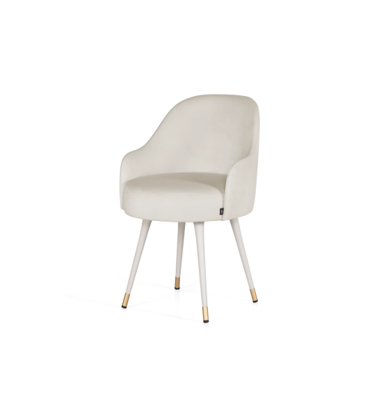 Fauteuil pivotant revêtu de tissu beige, avec pieds laqués perle et détails dorés.