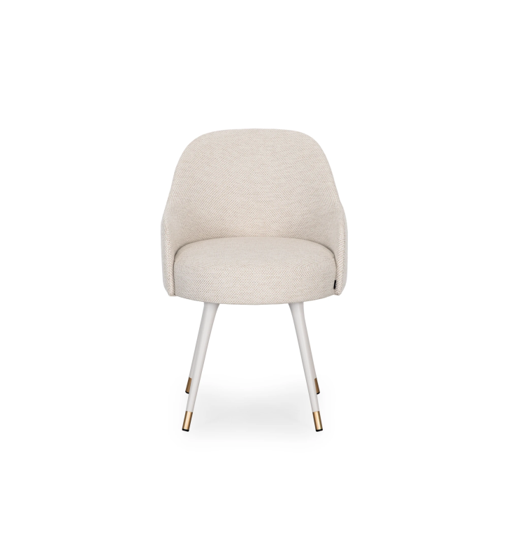 Silla giratoria tapizada en tejido beige, con pies lacados en perla y detalles dorados.