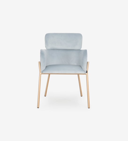 Chaise avec accoudoirs rembourrée en tissu bleu, avec structure métallique laquée en doré.