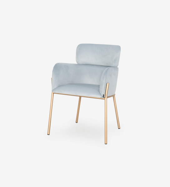 Chaise avec accoudoirs rembourrée en tissu bleu, avec structure métallique laquée en doré.