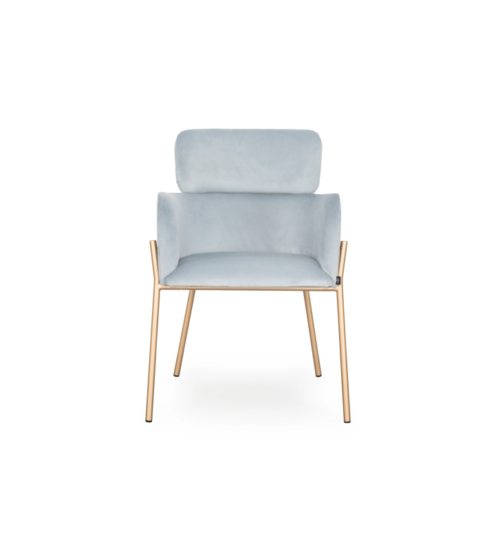 Silla con brazos tapizada en tejido azul, con estructura metálica lacada en dorado.