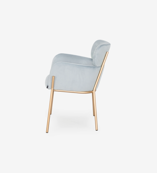 Chaise avec accoudoirs rembourrée en tissu bleu, avec structure métallique laquée en doré.