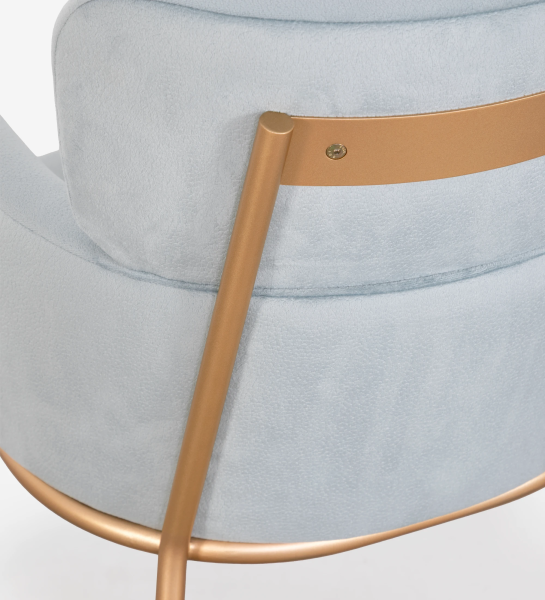 Chaise avec accoudoirs rembourrée en tissu bleu, avec structure métallique laquée en doré.